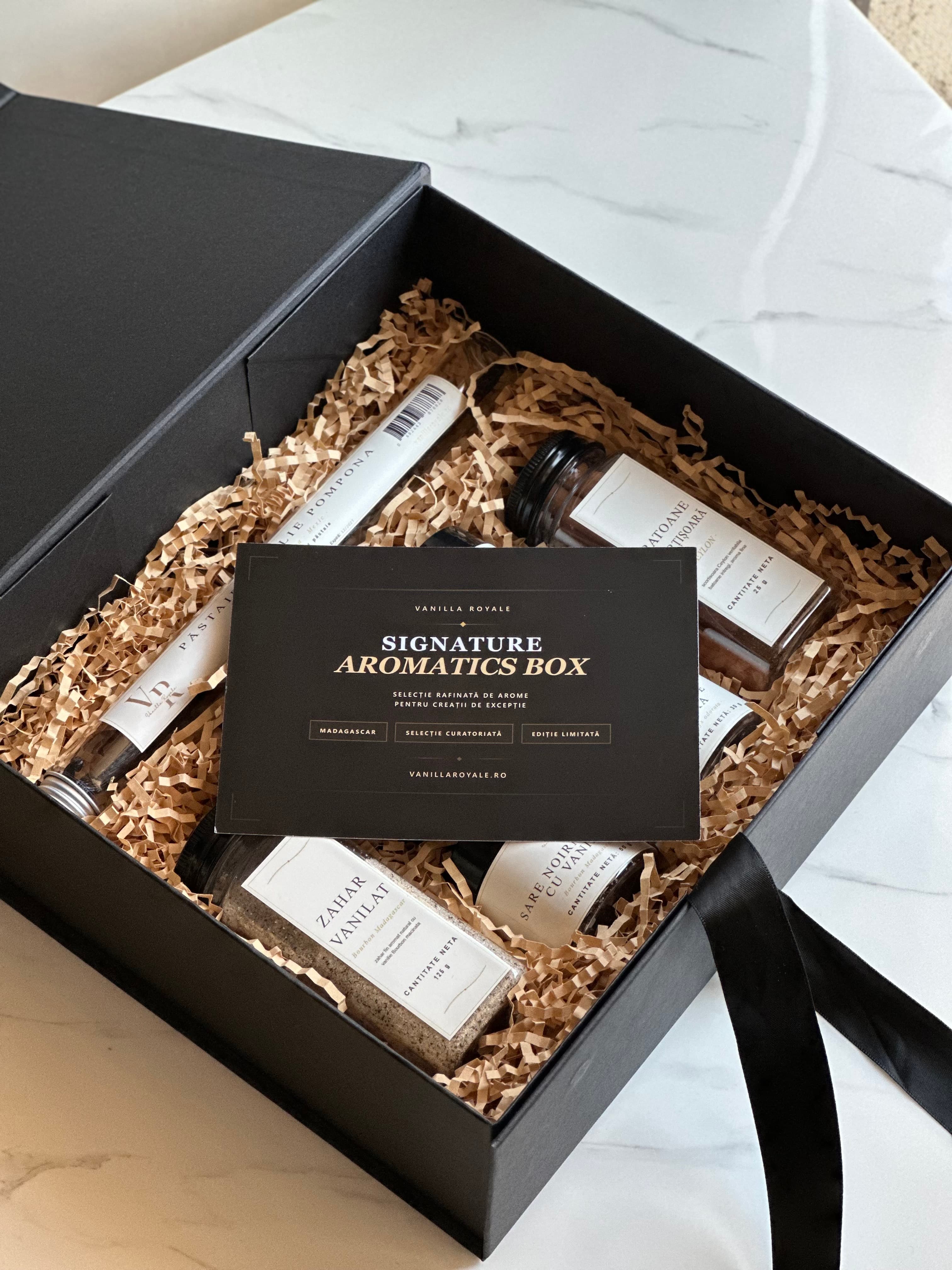 Mockup cu Signature Aromatics Box pe fundal alb